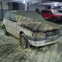 Imagem referente a Estacionado em condomínio no Bairro Riviera, Fiat Uno pega fogo
