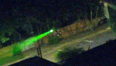 Imagem referente a Câmera do helicóptero flagra homem apontando laser contra aeronave da PM em Cascavel