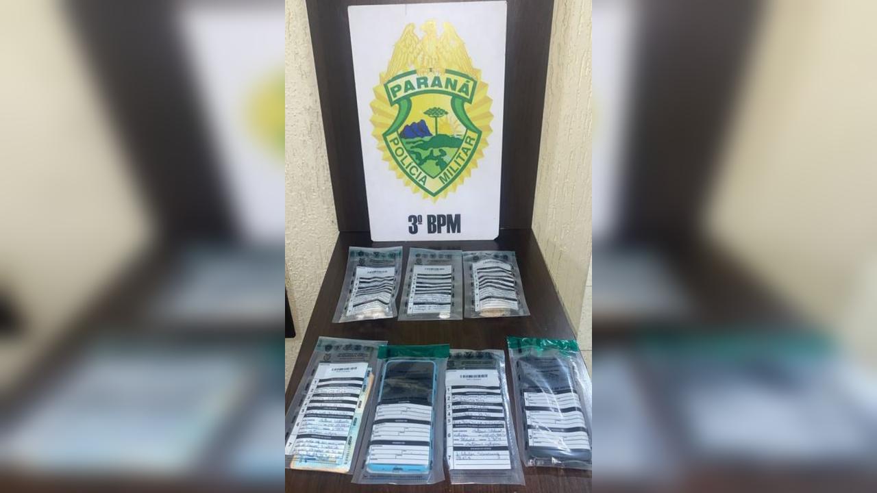 Dupla é presa com cocaína, crack e dinheiro após ação policial em Itapejara d’Oeste Imagem referente a Dupla é presa com cocaína, crack e dinheiro após ação policial em Itapejara d’Oeste