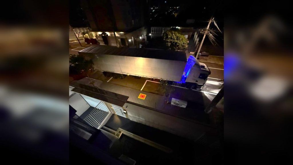 Internauta denuncia caminhoneiro por fechar garagem de condomínio em Cascavel