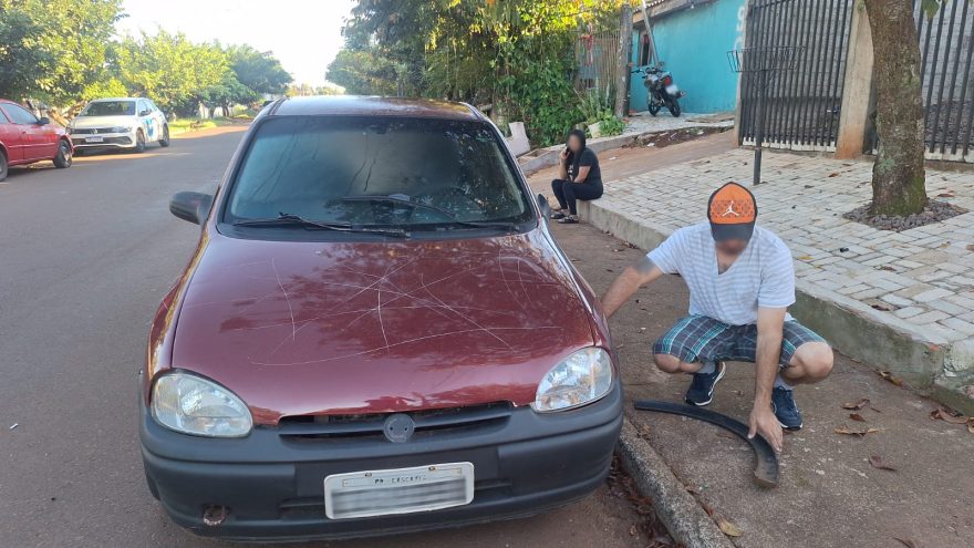 Corsa é depredado durante a madrugada no Parque dos Ipês, em Cascavel