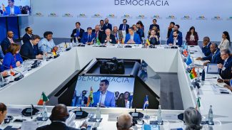 Pobres não podem pagar por irresponsabilidade das guerras, diz Lula