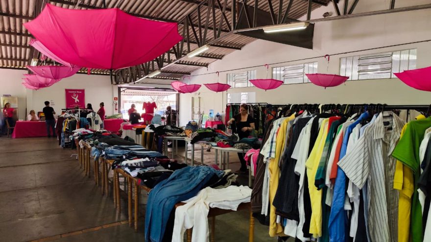 Bazar beneficente movimenta Centro de Cascavel e apoia combate ao câncer
