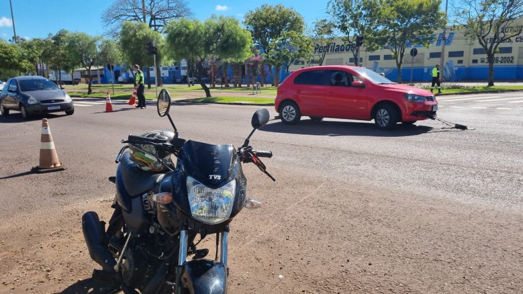 Acidente entre Gol e moto é registrado na Avenida Tancredo Neves