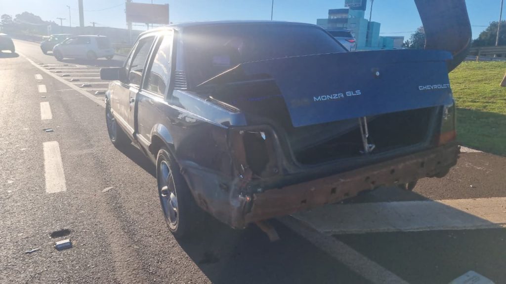 Monza e caminhão se envolvem em acidente no Trevo Cataratas