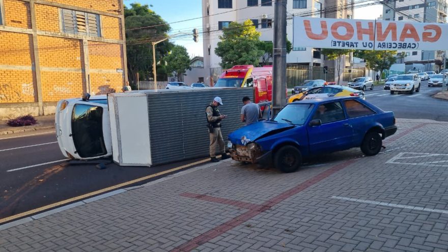 Caminhão tomba em forte colisão no Centro de Cascavel