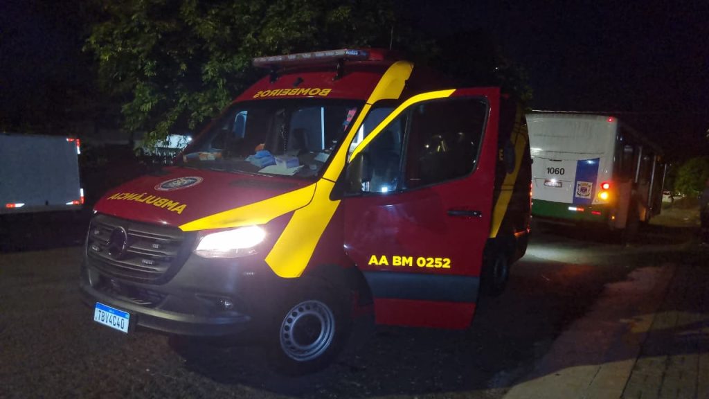 Com criança no colo, mulher escorrega ao descer escada do ônibus