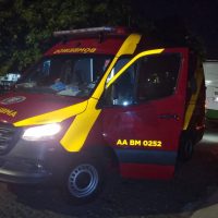 Imagem referente a Com criança no colo, mulher escorrega ao descer escada do ônibus