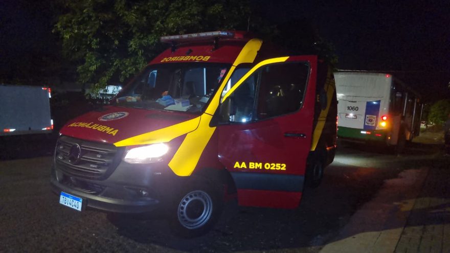 Com criança no colo, mulher escorrega ao descer escada do ônibus