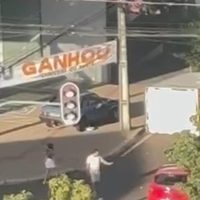 Imagem referente a Vídeo: populares tentam resgatar motorista após caminhão tombar no Centro