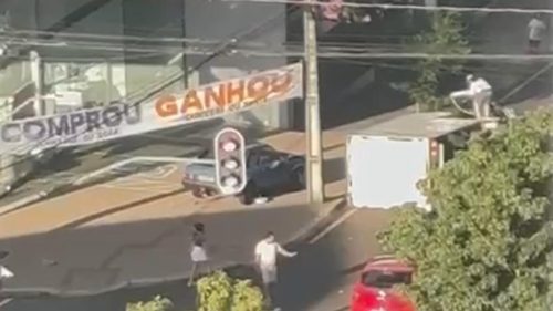 Vídeo: populares tentam resgatar motorista após caminhão tombar no Centro
