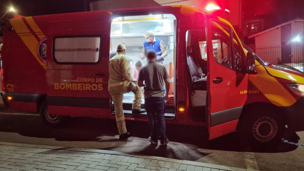 Mulher e criança sofrem queda com veículo elétrico na Rua General Osório