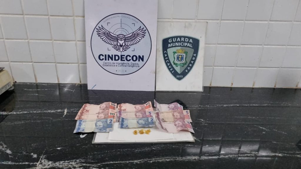 Mulher é flagrada com crack na Praça da Bíblia