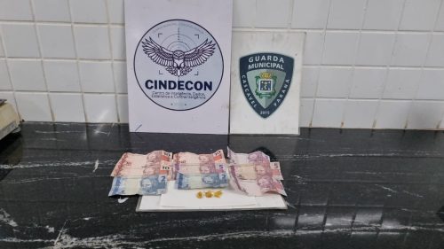 Mulher é flagrada com crack na Praça da Bíblia