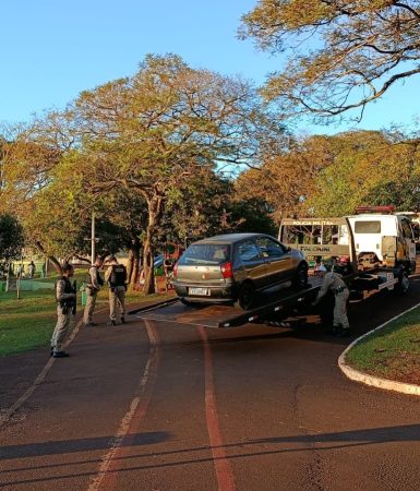 Imagem referente a Sem combustível, venezuelano vai parar com carro no lago e é preso por embriaguez