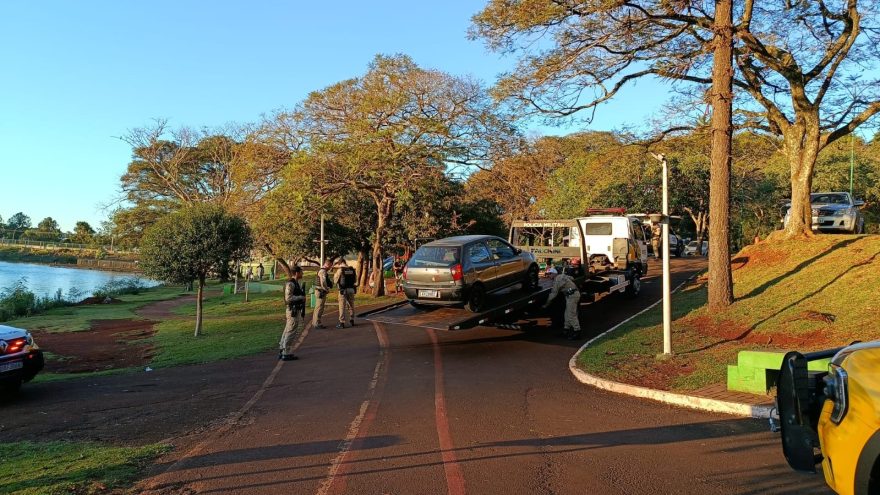 Sem combustível, venezuelano vai parar com carro no lago e é preso por embriaguez