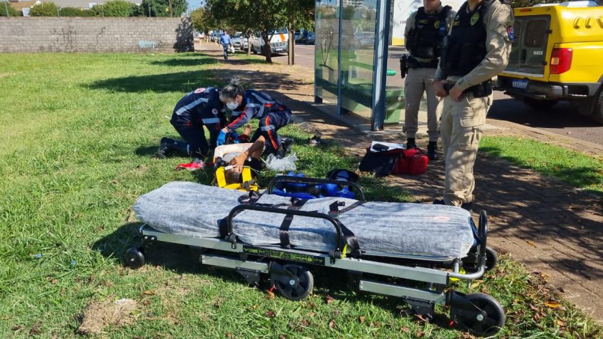 PM e Siate atendem vítima de agressão e curiosos se envolvem em acidente na esquina