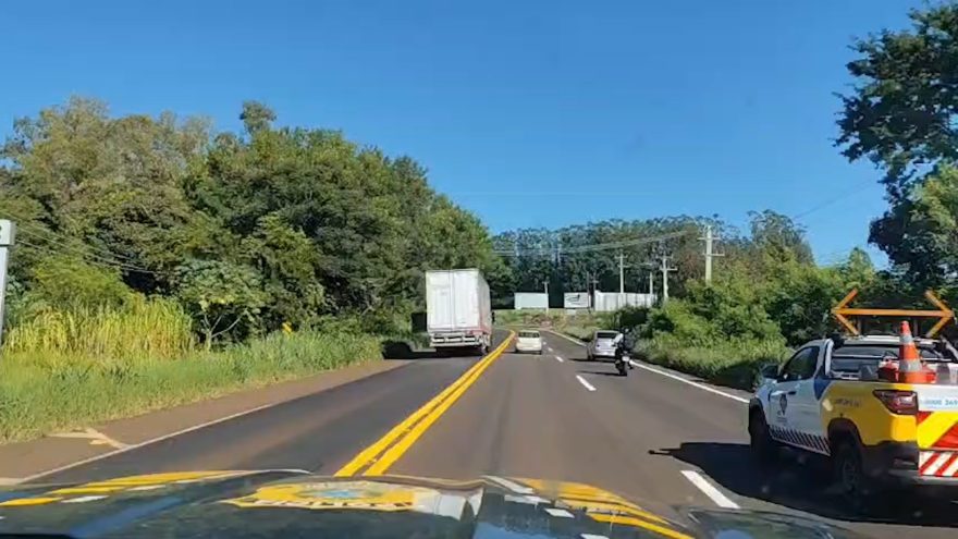 Deu ruim! Motorista realiza ultrapassagem perigosa na frente da PRF na BR-163