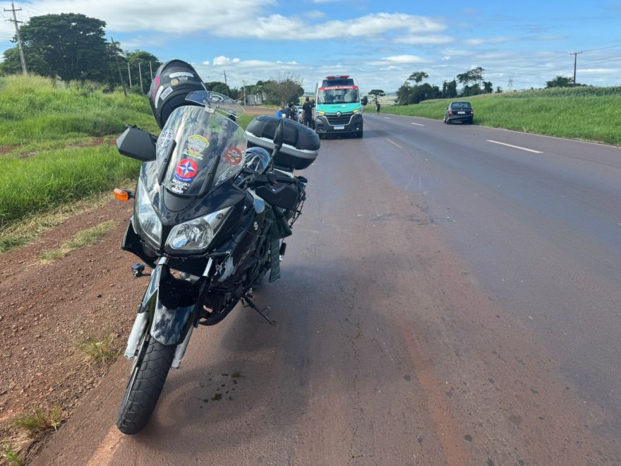 Pneu estoura, Corsa roda na pista e colisão com moto deixa duas pessoas feridas na BR-163