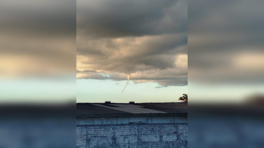 Tornado? Nuvem em forma de funil no céu de Cascavel assusta e impressiona moradores