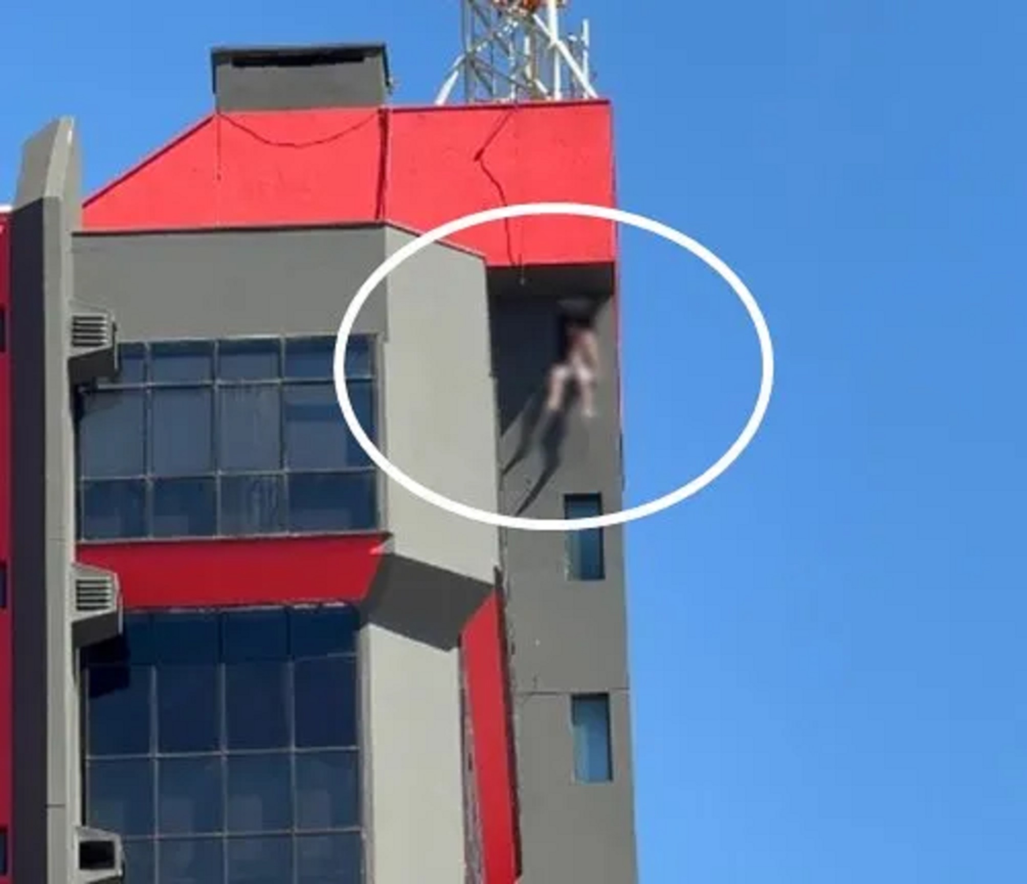 Bombeiros salvam homem em situação de risco em edifício no centro de Francisco Beltrão Imagem referente a Bombeiros salvam homem em situação de risco em edifício no centro de Francisco Beltrão