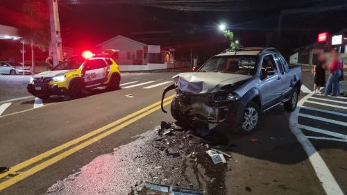 Carros batem de frente em frente a bar e motorista é detido por embriaguez