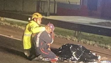 Imagem referente a Foto comovente do socorrista do Samu ao encontrar o próprio filho morto em acidente