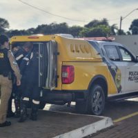 Imagem referente a Procurado pela Justiça resiste a abordagem, é contido com arma de choque e fica com dardos cravados no peito