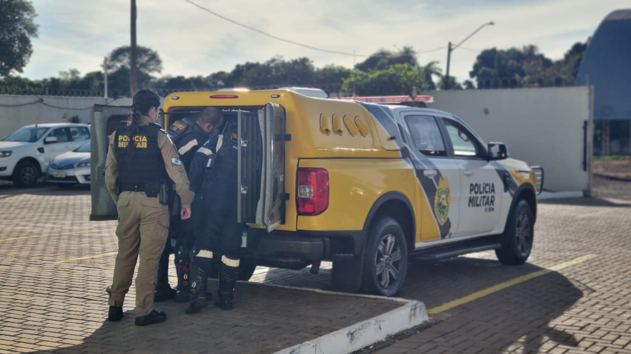 Imagem referente a Procurado pela Justiça resiste a abordagem, é contido com arma de choque e fica com dardos cravados no peito