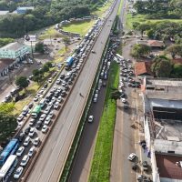 Imagem referente a Vai pro Paraguai? Receita Federal mostra congestionamento para acessar Ponte da Amizade