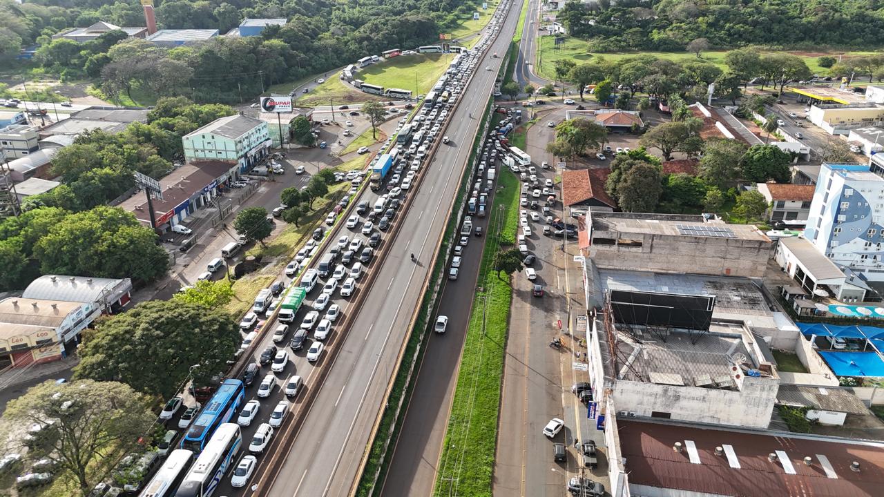 Imagem referente a Vai pro Paraguai? Receita Federal mostra congestionamento para acessar Ponte da Amizade