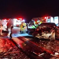 Imagem referente a Homem morre em colisão entre carro e ônibus na PR-323