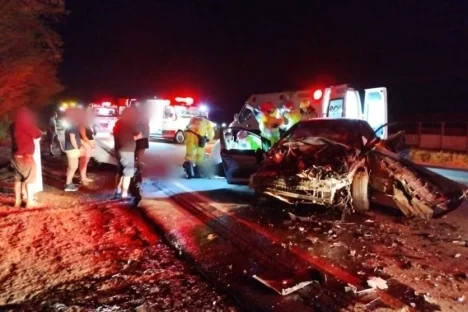 Homem morre em colisão entre carro e ônibus na PR-323