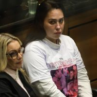 Imagem referente a Monique Medeiros se entrega à polícia e volta a ser presa