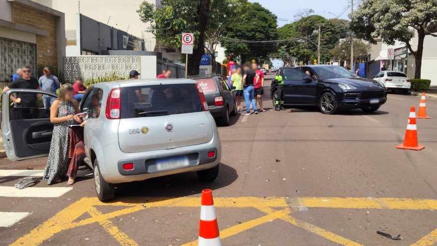 Fiat Uno e Porsche Cayenne se envolvem em forte colisão no Centro