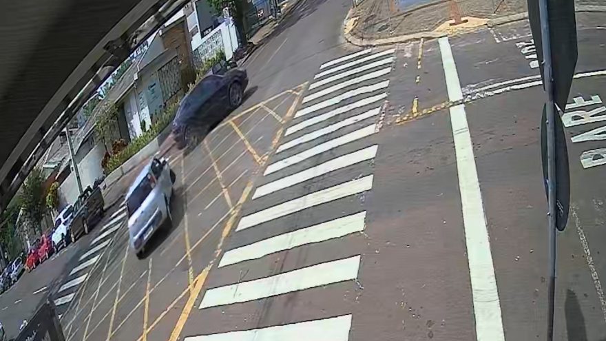 Veja Fiat Uno furando preferencial e atingindo Porsche Cayenne em Cascavel