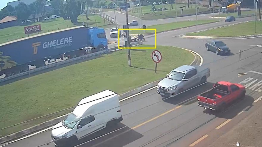 Motociclistas se envolvem em acidente no Trevo da Portal