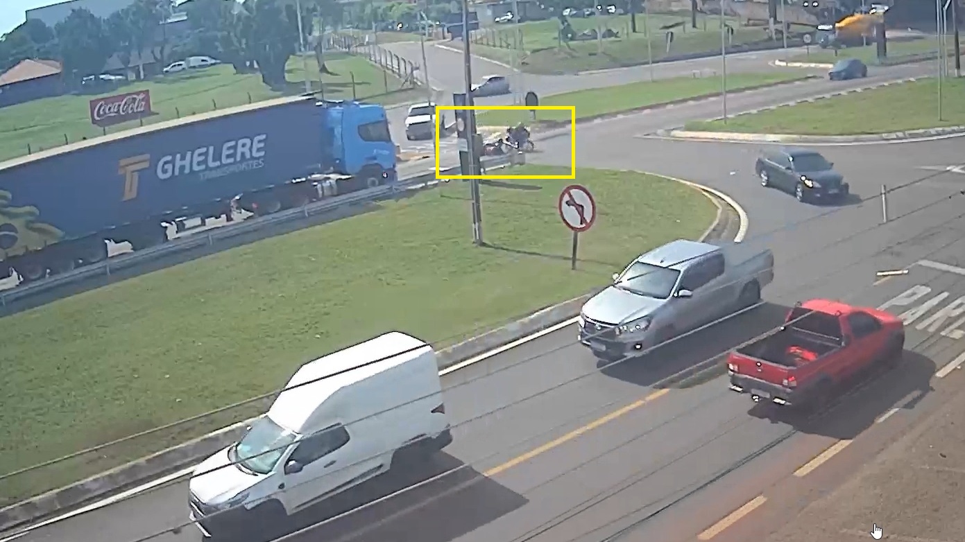 Motociclistas se envolvem em acidente no Trevo da Portal