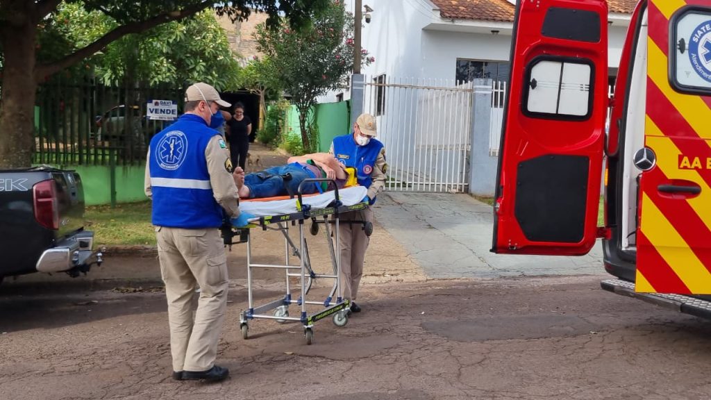 Agente da Defesa Civil cai de 4 metros ao tentar retirar enxame de abelhas