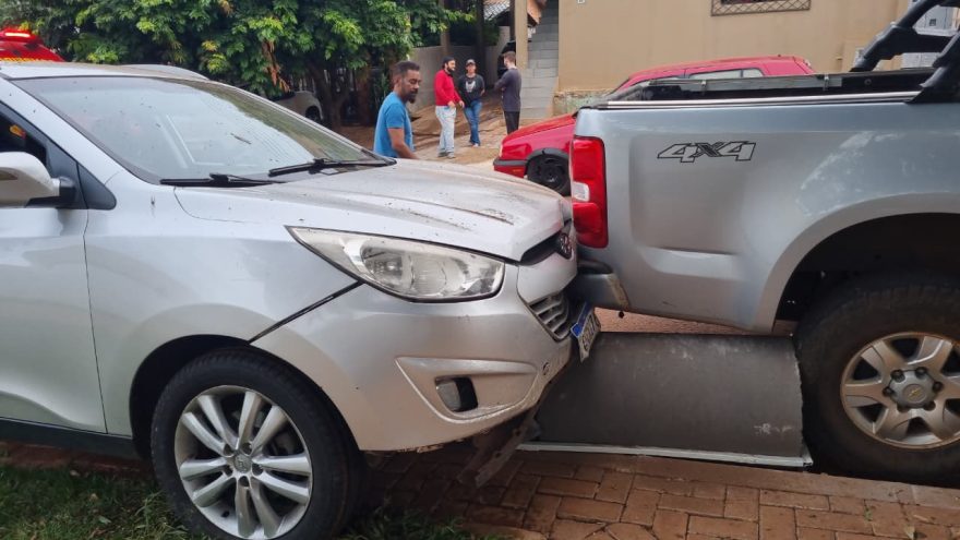 Mulher passa mal, arrasta manilha e só para ao bater contra camionete parada
