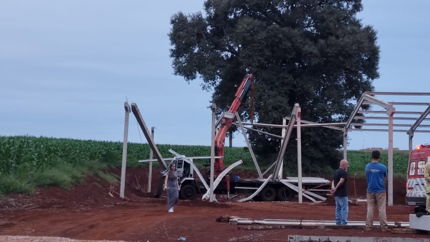 Estrutura de obra desaba após impacto de caminhão e deixa quatro trabalhadores feridos