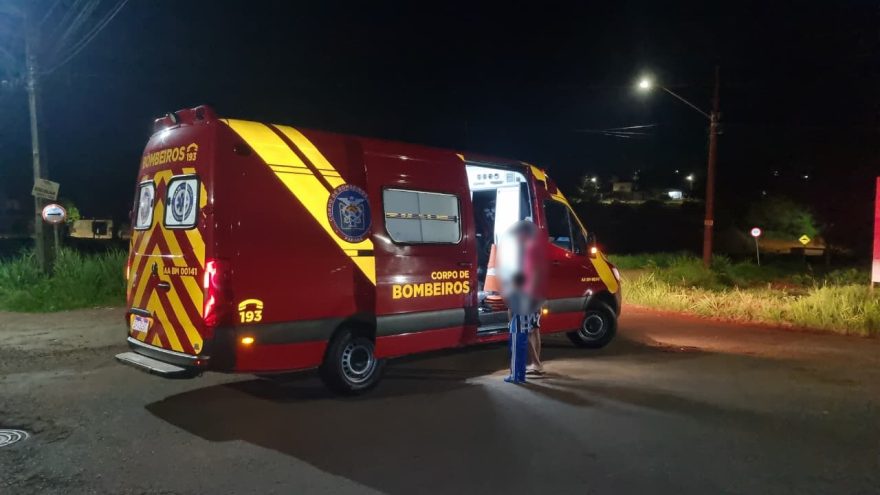 Mulher sofre queda de moto em Cascavel após derrapar em pedras soltas no Alto Alegre