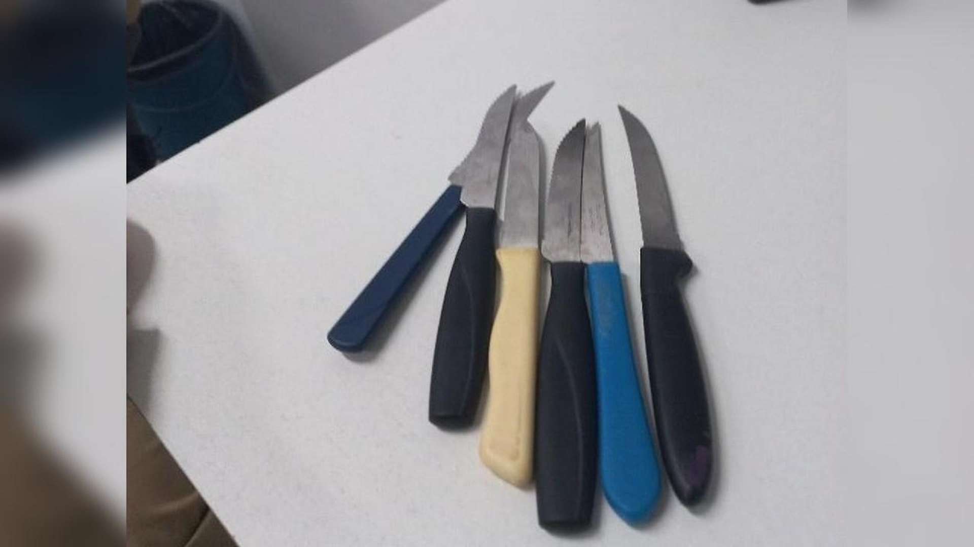 Homem é detido após ameaçar a própria mãe e atear fogo em roupas em Cascavel Imagem referente a Homem é detido após ameaçar a própria mãe e atear fogo em roupas em Cascavel