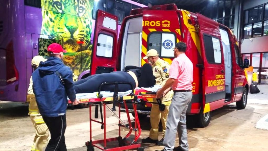 Passageira se fere ao descer de ônibus e é socorrida na Rodoviária de Cascavel Passageira se fere ao descer de ônibus e é socorrida na Rodoviária de Cascavel
