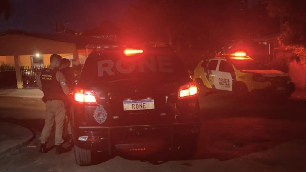 Homem é baleado na orelha e atirador foge após disparo Homem é baleado na orelha e atirador foge após disparo