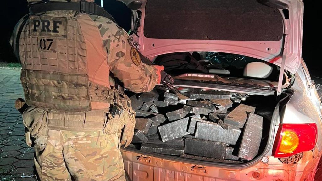 Perseguição na PR-486 termina com 660 kg de maconha apreendidos