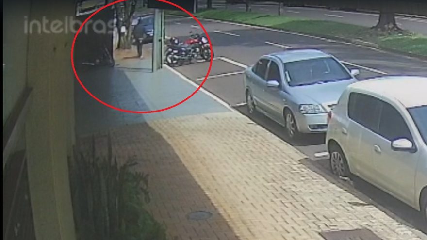 Câmera registra fuga após roubo na Avenida Assunção