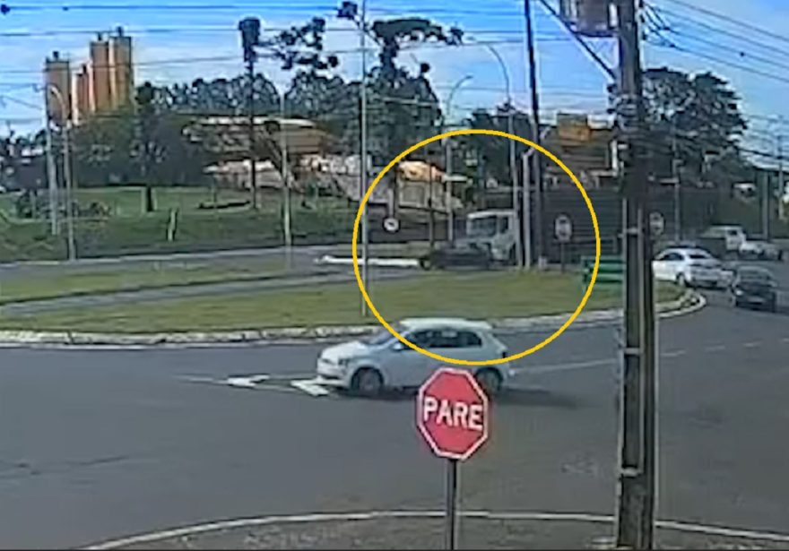 Tempo real: Carro é atingido por caminhão no Trevo da Portal