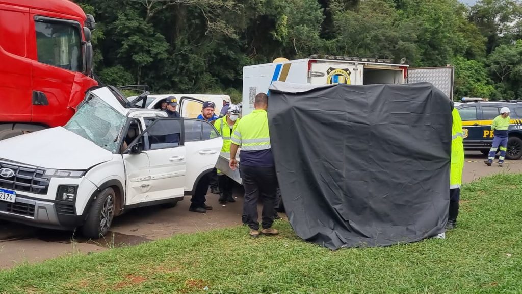 Polícia Científica recolhe o corpo de menina de sete anos vítima de tragédia na BR-277
