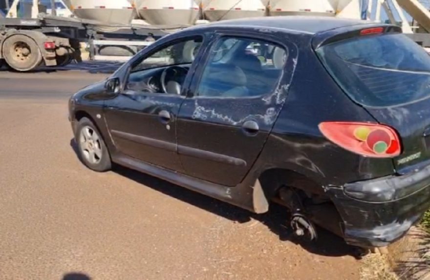 Condutor de Peugeot atingido por caminhão no Trevo da Portal abandou veículo